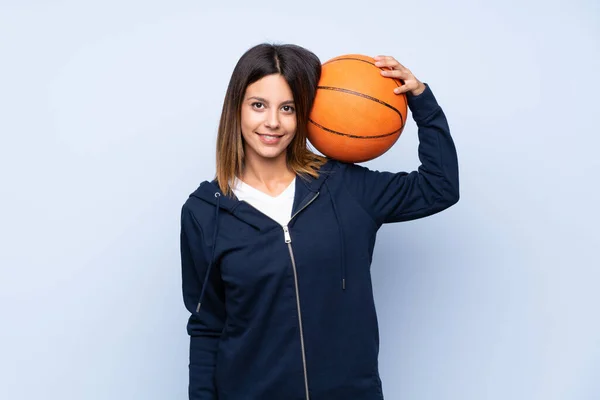 Jonge Vrouw Geïsoleerde Blauwe Achtergrond Met Bal Van Basketbal — Stockfoto