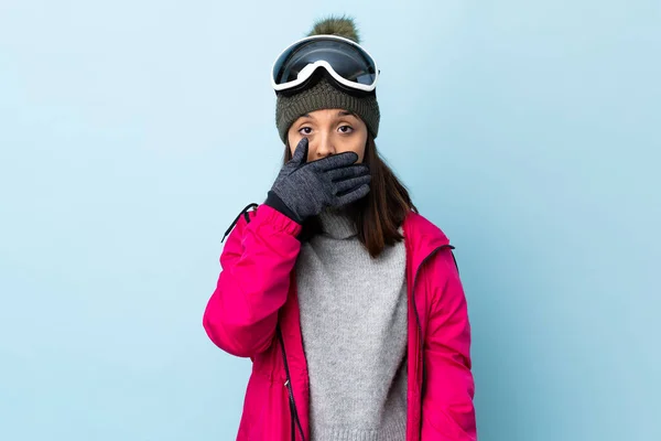 Smíšené Závod Lyžař Dívka Snowboarding Brýle Přes Izolované Modré Pozadí — Stock fotografie