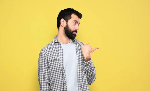 Beau Homme Avec Barbe Malheureux Pointant Vers Côté — Photo