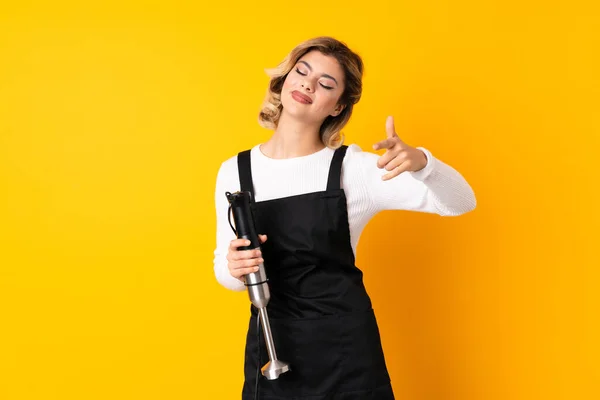 Meisje Met Hand Blender Geïsoleerd Gele Achtergrond Wijzend Front Met — Stockfoto