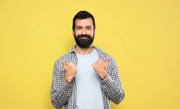 Stilig Man Med Skägg Med Tummen Upp Gest Och Leende — Stockfoto