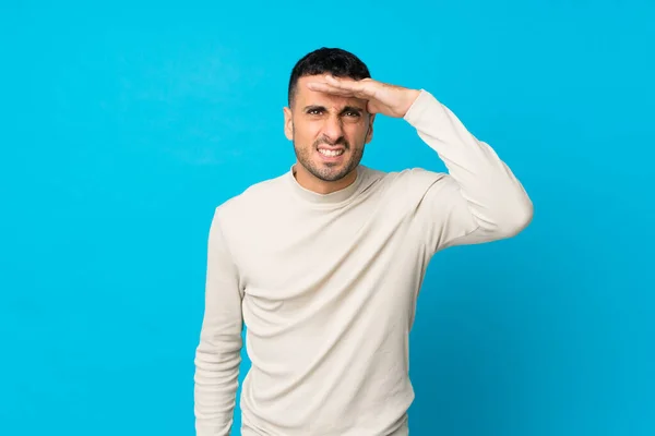 Young Man Isolated Blue Background Looking Far Away Hand Look — ストック写真