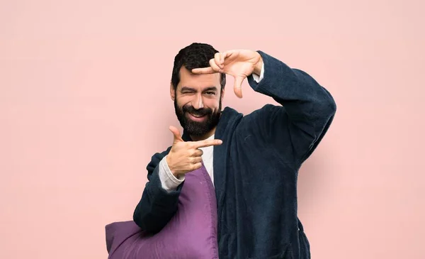 Hombre Con Barba Pijama Enfocando Cara Símbolo Encuadre Sobre Fondo — Foto de Stock