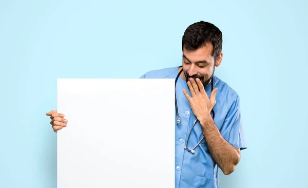 Médecin Chirurgien Homme Tenant Une Pancarte Vide Sur Fond Bleu — Photo