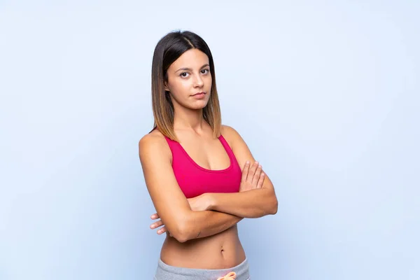 Jovem Mulher Esporte Sobre Isolado Fundo Azul Mantendo Braços Cruzados — Fotografia de Stock