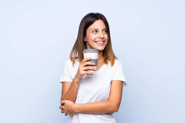 Mladá Žena Nad Izolované Modré Pozadí Drží Kávu Odnést — Stock fotografie
