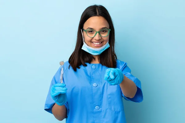 Młoda Brunetka Mieszane Wyścigu Dentysta Kobieta Trzyma Narzędzia Odosobnionym Tle — Zdjęcie stockowe