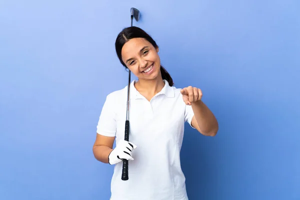 Mladý Golfista Žena Přes Izolované Barevné Pozadí Ukazuje Dopředu Šťastným — Stock fotografie