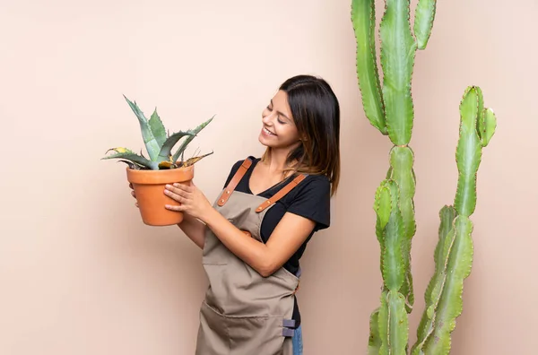 有植物的年轻园艺师妇女 — 图库照片