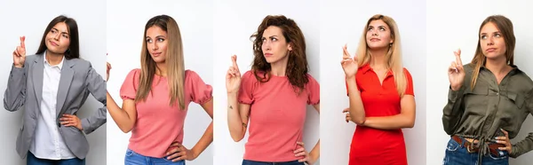 Conjunto Mujeres Jóvenes Sobre Fondo Blanco Con Dedos Cruzando Deseando — Foto de Stock