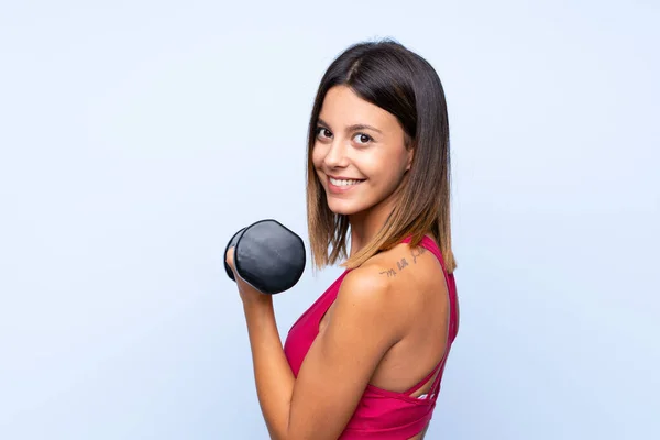 Jonge Sport Vrouw Geïsoleerde Blauwe Achtergrond Maken Gewichtheffen — Stockfoto
