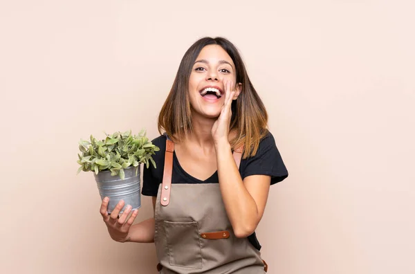 Jovem Segurando Uma Planta Gritando Com Boca Bem Aberta — Fotografia de Stock