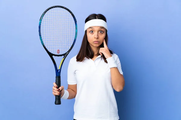 Молода Жінка Тенісистка Над Ізольованим Фоном Думає Про Ідею — стокове фото