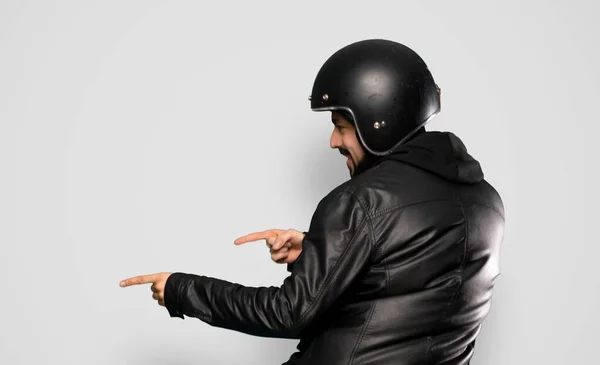 Motorkář Muž Skákání Přes Izolované Šedé Pozadí — Stock fotografie