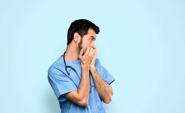 Cirurgião Médico Homem Nervoso Assustado Colocando Mãos Boca Sobre Fundo — Fotografia de Stock