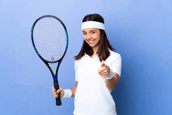 Ung Kvinna Tennisspelare Över Isolerad Bakgrund Med Tummen Upp Eftersom — Stockfoto