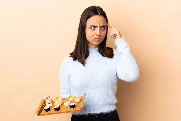 Junge Brünette Frau Mit Gemischter Rasse Hält Sushi Über Isoliertem — Stockfoto