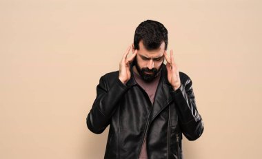 Başı ağrıyan sakallı yakışıklı bir adam.