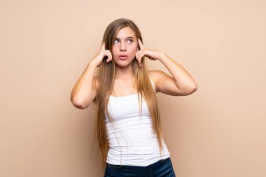 Tecrit edilmiş genç sarışın kızın şüpheleri ve düşünceleri var.