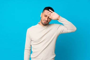 Soyutlanmış mavi bir geçmişi olan, yorgun ve hasta bir yüzü olan genç adam.