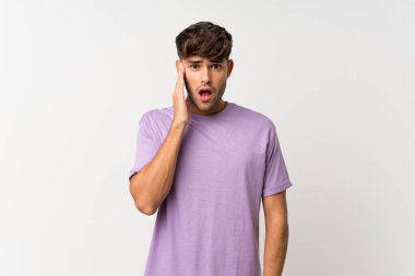 Soyutlanmış beyaz bir geçmişi olan yakışıklı bir genç. Şaşırmış ve şok olmuş bir yüz ifadesi var.