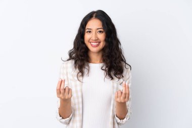 Soyutlanmış beyaz arka planda melez bir kadın para jesti yapıyor.