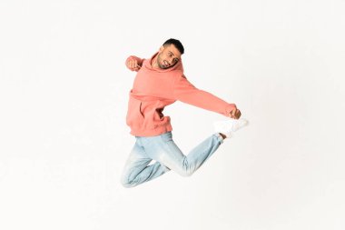 İzole beyaz arka planda sokak dansı yapan adam.