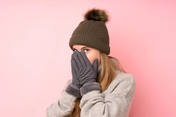 Joven Adolescente Con Sombrero Invierno Sobre Fondo Rosa Aislado Cubriendo —  Fotos de Stock