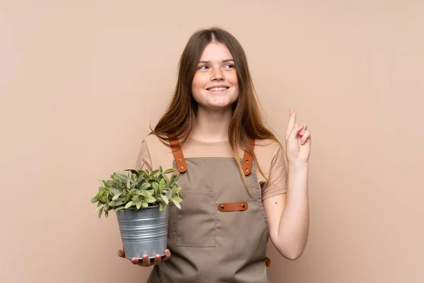 Oekraïense Tiener Tuinman Meisje Houden Een Plant Met Vingers Kruisen — Stockfoto
