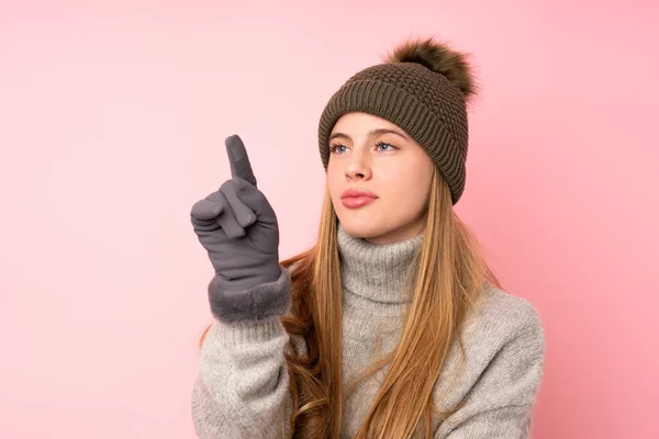 Joven Adolescente Con Sombrero Invierno Sobre Fondo Rosa Aislado Tocando — Foto de Stock