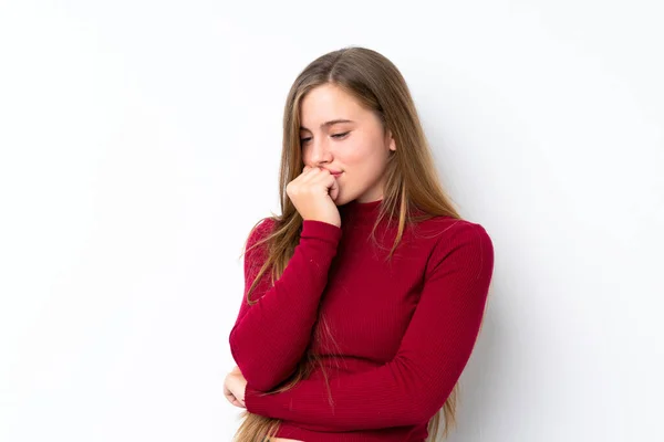 Ragazza Bionda Adolescente Sfondo Bianco Isolato Avendo Dubbi — Foto Stock