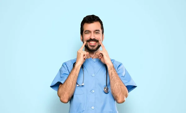 Хірург Лікар Людина Посміхається Щасливим Приємним Виразом Над Ізольованим Синім — стокове фото