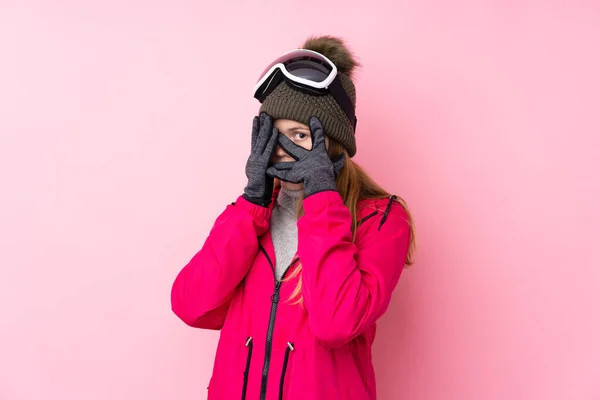 Adolescente Ucraniana Esquiadora Con Gafas Snowboard Sobre Fondo Rosa Aislado —  Fotos de Stock