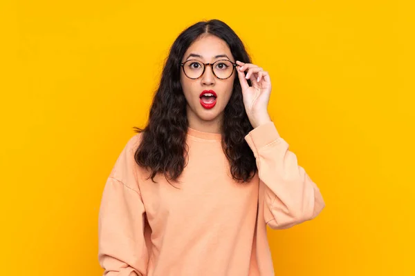 Mujer Española China Sobre Fondo Amarillo Aislado Con Gafas Sorprendida —  Fotos de Stock