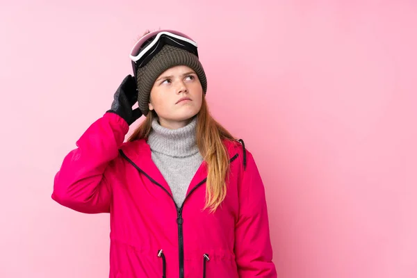 Ukraiński Nastolatek Narciarz Dziewczyna Okulary Snowboardowe Odizolowanym Różowym Tle Mając — Zdjęcie stockowe