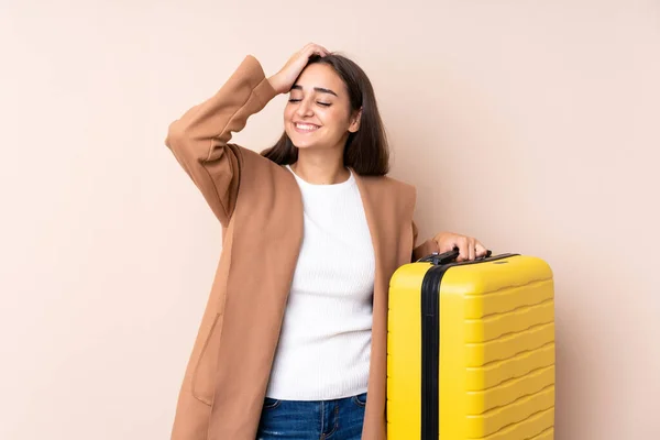 Reisende Frau Mit Koffer Hat Etwas Erkannt Und Die Lösung — Stockfoto