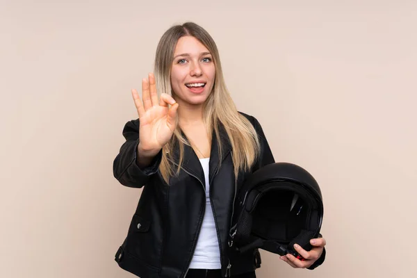 Junge Blonde Frau Mit Motorradhelm Vor Isoliertem Hintergrund Die Ein — Stockfoto