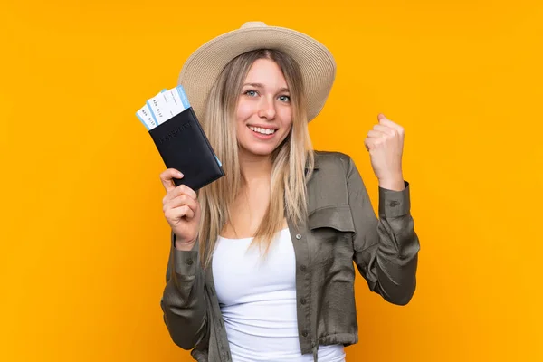 Jonge Blonde Vrouw Geïsoleerde Gele Achtergrond Gelukkig Vakantie Met Paspoort — Stockfoto