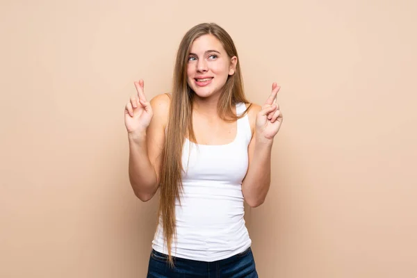 Tiener Blond Meisje Geïsoleerde Achtergrond Met Vingers Kruisen Wensen Beste — Stockfoto