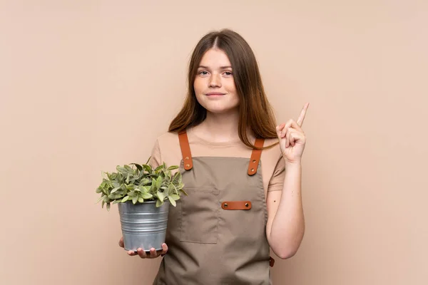 Adolescente Ucraniana Jardinero Chica Sosteniendo Una Planta Que Apunta Con — Foto de Stock