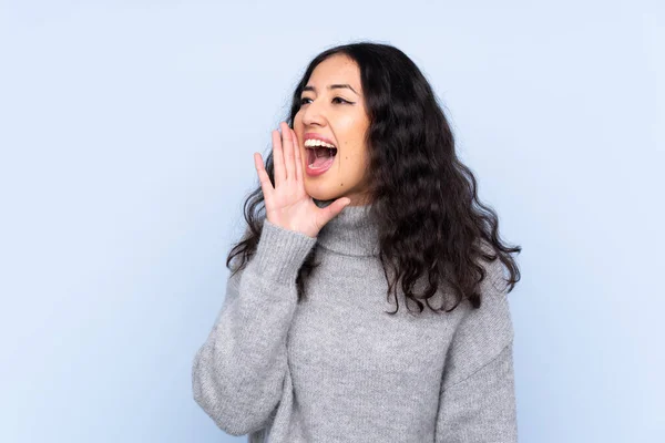 Spanische Chinesin Auf Isoliertem Blauem Hintergrund Mit Weit Geöffnetem Mund — Stockfoto