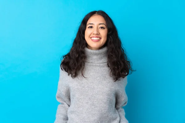 Spaanse Chinese Vrouw Geïsoleerde Blauwe Achtergrond Lachen — Stockfoto