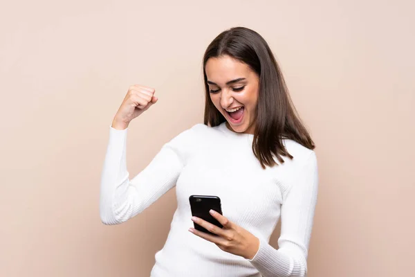 Giovane Donna Sfondo Isolato Utilizzando Telefono Cellulare — Foto Stock