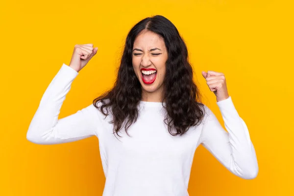 Mujer Raza Mixta Sobre Fondo Amarillo Aislado Celebrando Una Victoria — Foto de Stock