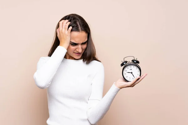 Giovane Donna Sfondo Isolato Tenendo Sveglia Vintage — Foto Stock