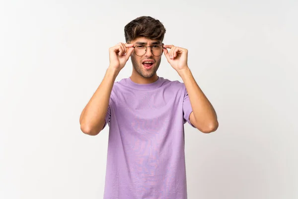 Junge Gutaussehende Mann Über Isolierten Weißen Hintergrund Mit Brille Und — Stockfoto