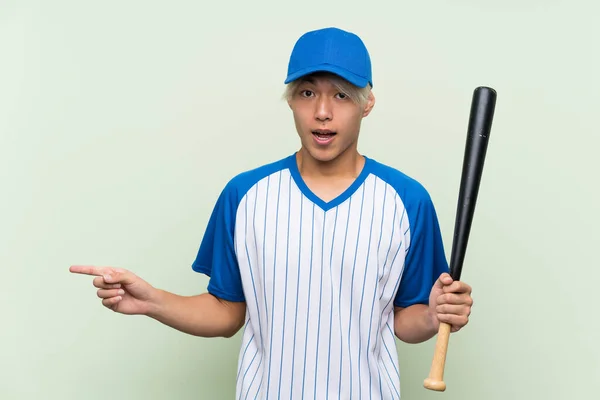 Mladý Asijský Muž Hraje Baseball Přes Izolované Zelené Pozadí Překvapen — Stock fotografie