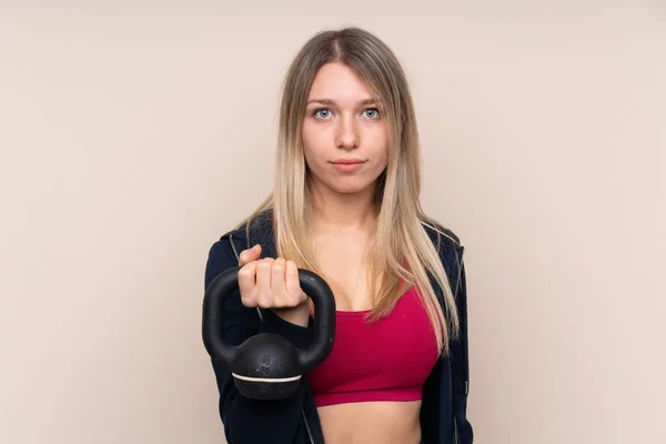 Jovem Mulher Loira Esporte Sobre Fundo Isolado Fazendo Levantamento Peso — Fotografia de Stock