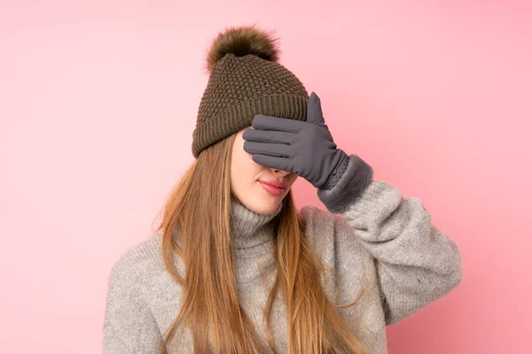 Kışlık Şapkalı Genç Kız Izole Pembe Arka Planda Gözlerini Elleriyle — Stok fotoğraf