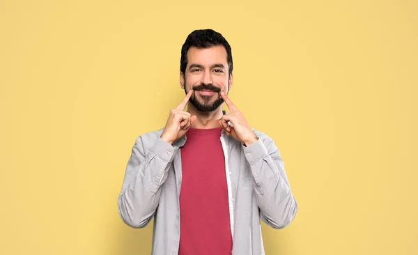 Bonito Homem Com Barba Sorrindo Com Uma Expressão Feliz Agradável — Fotografia de Stock